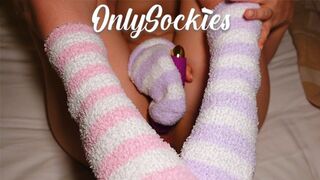 Softcore solo action: fingers get me off while toe-tingling sensations ignite my climax🚀