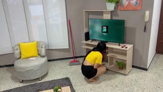 Step-sis seduces me while cleaning with that juicy booty, oh yeah!