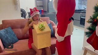 Santo Claus entrega su polla gigante y leche deliciosa a una latina como regalo de Navidad