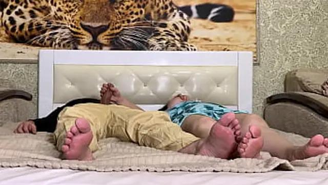 milf pleasured the package′s dick🌭 and spread her ass🍑 while he penetrated her anal👌