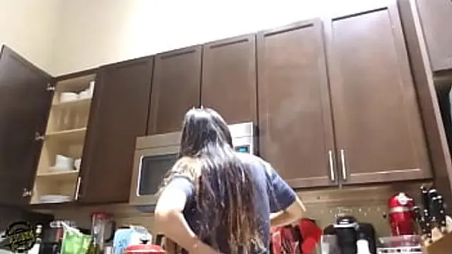 Miya Khalifa: The Ultimate淫秽 Experience