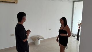 Horny🥵 Neighbor Bares Her Big Ass🍑 for Novice Bricklayer's Pleasure