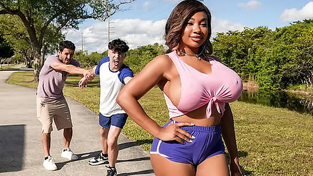 Busty Tiamaria享乐时光，与两位追求者共度！