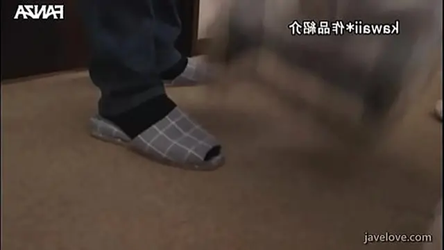 Ela fica usando roupas curtas dentro de casa (Legendado) Mayuki Ito