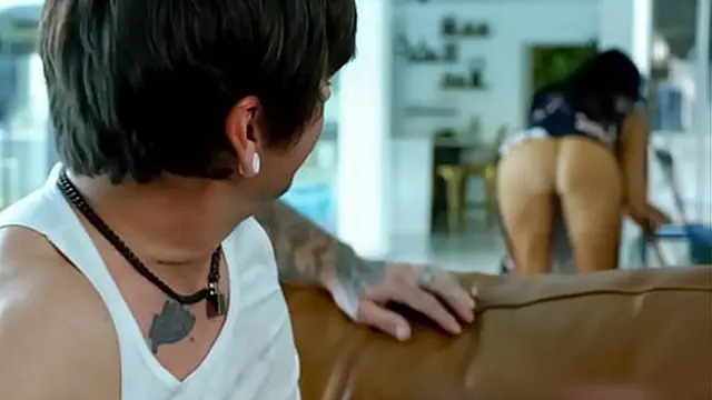 Staring at My milf′s Seductive Bottom While Doing Chores