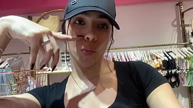 Zorra caliente sorprendida atrapada prob?ndose bikini con sus tetas perfectas y culo grande