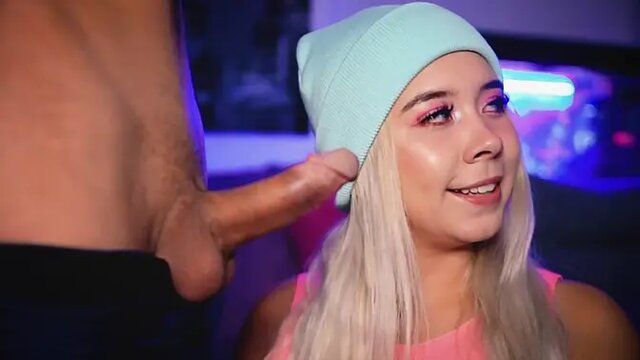 College hottie sucks boyfriend's cock in live cam show