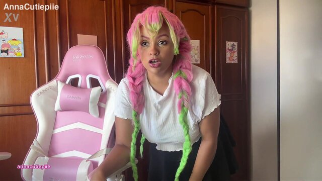 Curvy Latina amateur cosplay girl shows off gassy round booty while doing