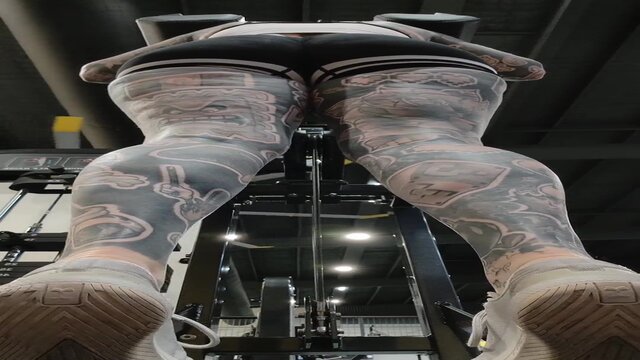 HOT MOM with enormous rear works out at the gym