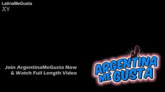 Thick booty stunner wiggles her jiggly booty in narrow leggings