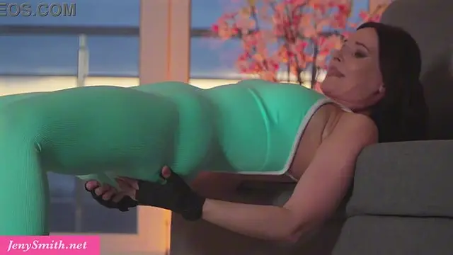 Hot MILF Jeny Smith shows off her body in tight leggings during a workout