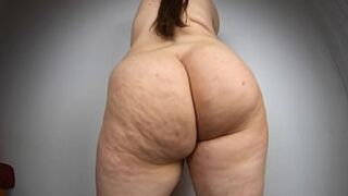 Plump booty wiggle